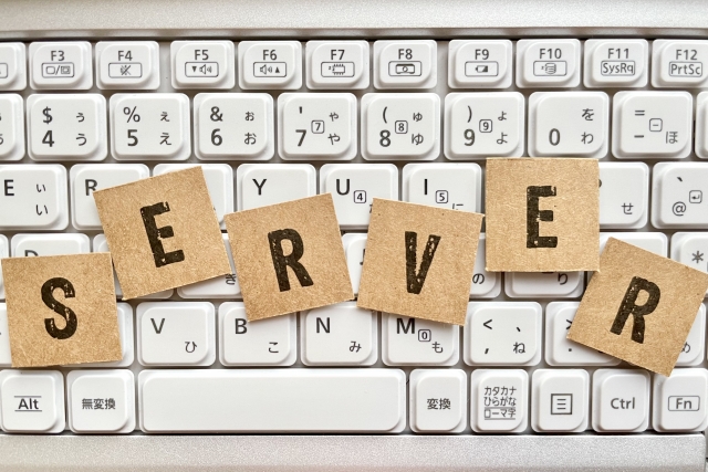SERVERの文字とパソコン画面