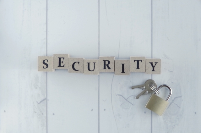 SECURITYの文字と鍵の写真